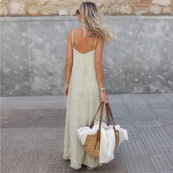 NAKD embroidered maxi dress in light green - Picture 4 of 14